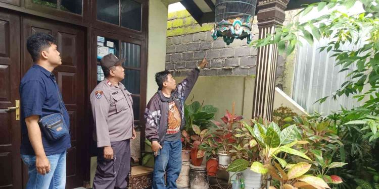Petugas kepolisian bersama warga melakukan pengecekan lokasi hilangnya burung murai batu di sebuah rumah warga di Dusun Kerto, Pleret, Bantul, Selasa (13/1/2026). Pengecekan dilakukan untuk memastikan titik kejadian dan mengumpulkan keterangan awal guna kepentingan penyelidikan.