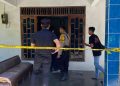Petugas kepolisian memasang garis polisi saat melakukan olah tempat kejadian perkara di rumah korban dugaan pencurian uang dan perhiasan di wilayah Hargorejo, Kokap, Kulon Progo, Selasa (6/1/2026).