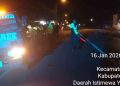 Petugas kepolisian mengamankan arus lalu lintas dan mendampingi proses evakuasi kendaraan pascakecelakaan di kawasan Margorejo, Kapanewon Tempel, Kabupaten Sleman, Jumat dini hari (16/1/2026).