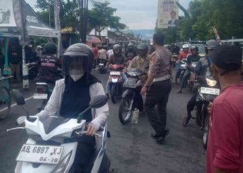 Petugas kepolisian mengatur arus lalu lintas di Jalan Imogiri Timur, Bantul, Rabu (21/1/2026), menyusul terjadinya kecelakaan sepeda motor di depan pintu keluar Pasar Imogiri.