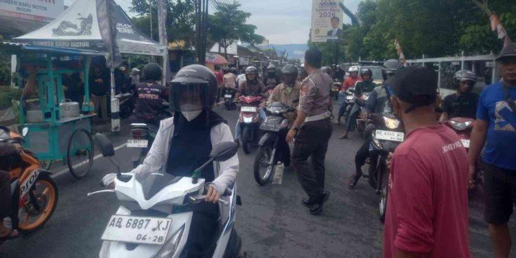 Petugas kepolisian mengatur arus lalu lintas di Jalan Imogiri Timur, Bantul, Rabu (21/1/2026), menyusul terjadinya kecelakaan sepeda motor di depan pintu keluar Pasar Imogiri.