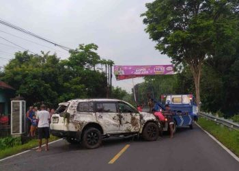 Petugas melakukan proses evakuasi kendaraan Mitsubishi Pajero Sport yang mengalami kecelakaan tunggal di Jalan Parangtritis, Dusun Candi, Srihardono, Pundong