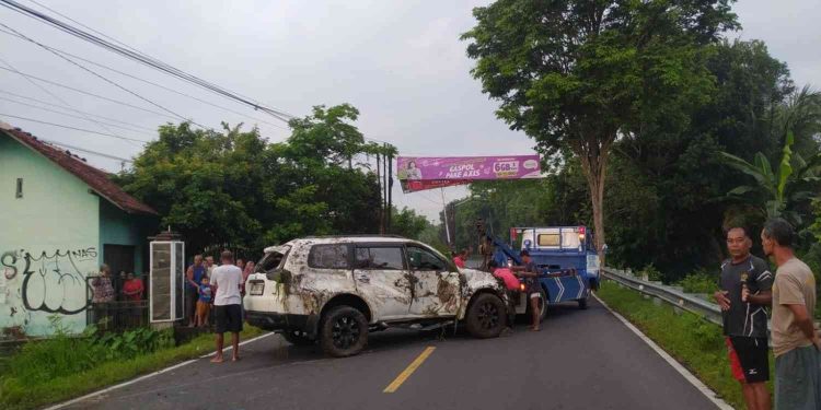 Petugas melakukan proses evakuasi kendaraan Mitsubishi Pajero Sport yang mengalami kecelakaan tunggal di Jalan Parangtritis, Dusun Candi, Srihardono, Pundong
