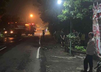 Petugas pemadam kebakaran dibantu aparat kepolisian dan warga berjibaku memadamkan kebakaran gudang kayu di Padukuhan Kadirojo, Palbapang, Bantul, Jumat (16/1/2026) dini hari. Dua unit mobil pemadam dan satu unit mobil rescue diterjunkan ke lokasi hingga api berhasil dipadamkan sekitar pukul 04.30 WIB. Kebakaran diduga dipicu kebocoran pipa alat oven kayu, dengan kerugian ditaksir mencapai Rp48 juta.