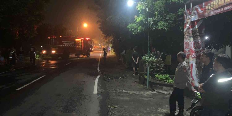 Petugas pemadam kebakaran dibantu aparat kepolisian dan warga berjibaku memadamkan kebakaran gudang kayu di Padukuhan Kadirojo, Palbapang, Bantul, Jumat (16/1/2026) dini hari. Dua unit mobil pemadam dan satu unit mobil rescue diterjunkan ke lokasi hingga api berhasil dipadamkan sekitar pukul 04.30 WIB. Kebakaran diduga dipicu kebocoran pipa alat oven kayu, dengan kerugian ditaksir mencapai Rp48 juta.