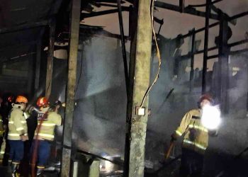 Petugas pemadam kebakaran melakukan proses pendinginan dan pemeriksaan sisa titik api di lokasi kebakaran Pabrik Keripik Tempe Kremes Pak Maryono, Bumenwetan, Banguntapan, Bantul, Sabtu (17/1/2026) dini hari. Api berhasil dipadamkan sekitar pukul 02.30 WIB dengan bantuan tiga pos damkar, dan tidak ada korban jiwa dalam peristiwa tersebut.