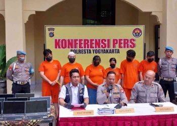 Polresta Yogyakarta menggelar konferensi pers terkait pengungkapan kasus dugaan penipuan online (love scamming) di halaman Mapolresta Yogyakarta. Sejumlah tersangka dihadirkan bersama barang bukti berupa puluhan laptop dan perangkat elektronik yang digunakan dalam operasional kejahatan daring.