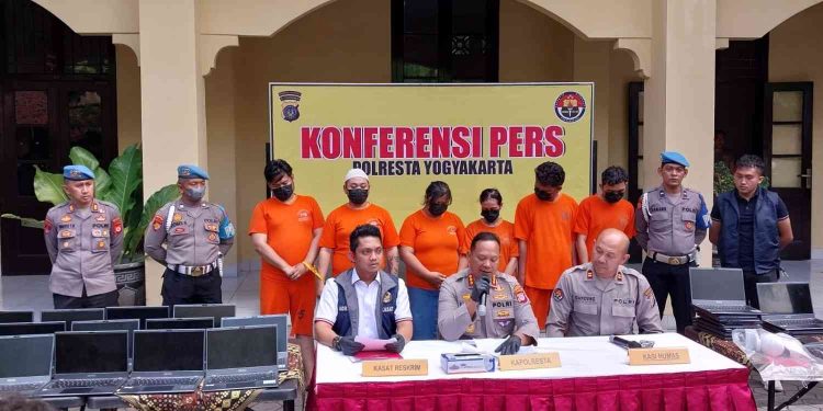 Polresta Yogyakarta menggelar konferensi pers terkait pengungkapan kasus dugaan penipuan online (love scamming) di halaman Mapolresta Yogyakarta. Sejumlah tersangka dihadirkan bersama barang bukti berupa puluhan laptop dan perangkat elektronik yang digunakan dalam operasional kejahatan daring.