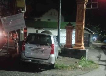 Sebuah mobil Toyota Avanza mengalami kecelakaan tunggal setelah menabrak pembatas jalan dan papan petunjuk arah di Jalan Umum Srandakan