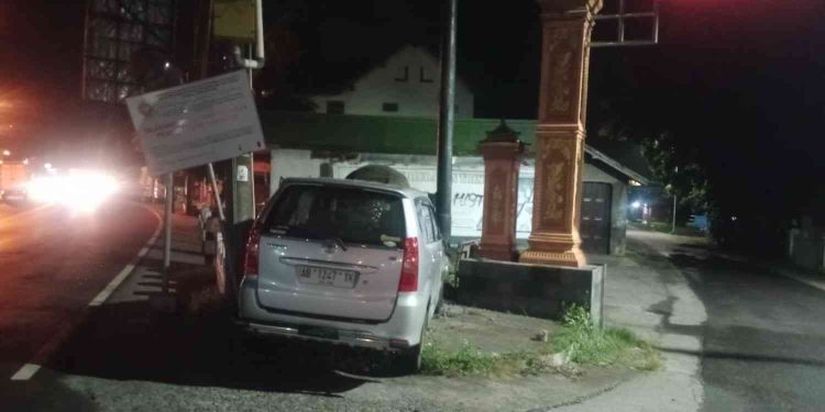 Sebuah mobil Toyota Avanza mengalami kecelakaan tunggal setelah menabrak pembatas jalan dan papan petunjuk arah di Jalan Umum Srandakan