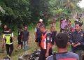 Sejumlah petugas kepolisian, TNI, dan warga berada di lokasi perlintasan kereta api tanpa palang di Dusun Kaligintung Lor, Temon, Kulon Progo, Kamis (8/1/2026), usai sepeda motor tertemper KA Bengawan.