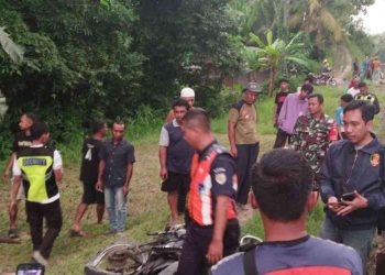 Sejumlah petugas kepolisian, TNI, dan warga berada di lokasi perlintasan kereta api tanpa palang di Dusun Kaligintung Lor, Temon, Kulon Progo, Kamis (8/1/2026), usai sepeda motor tertemper KA Bengawan.