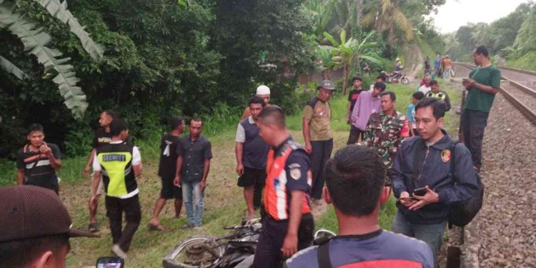 Sejumlah petugas kepolisian, TNI, dan warga berada di lokasi perlintasan kereta api tanpa palang di Dusun Kaligintung Lor, Temon, Kulon Progo, Kamis (8/1/2026), usai sepeda motor tertemper KA Bengawan.