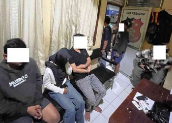 Sejumlah terduga pelaku diamankan di ruang Unit Reskrim Polsek Jetis, Kota Yogyakarta, usai kedapatan membawa senjata tajam jenis celurit dalam operasi penindakan dini hari.