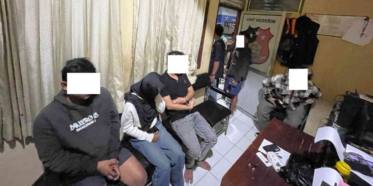 Sejumlah terduga pelaku diamankan di ruang Unit Reskrim Polsek Jetis, Kota Yogyakarta, usai kedapatan membawa senjata tajam jenis celurit dalam operasi penindakan dini hari.