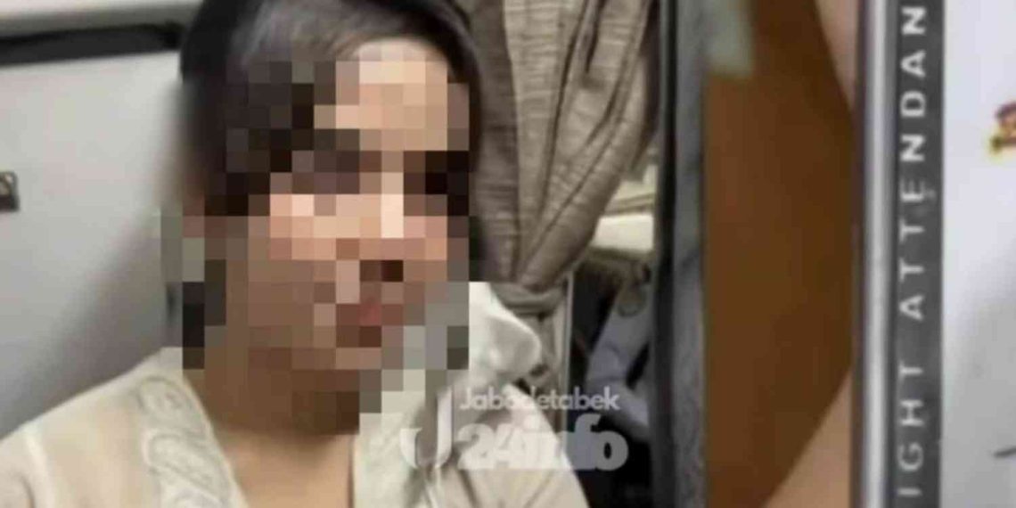 Seorang wanita memakai seragam pramugari palsu di maskapai Batik Air saat di Bandara Soekarno-Hatta, Kota Tangerang.(Tangkapan layar dari akun Instagram @jabodetabek24info.)