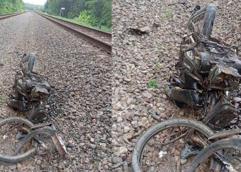 Sisa sepeda motor yang ringsek usai tertemper KA 282 Bengawan di kilometer 506+6/7 petak jalan Wojo–Kedundang, Kamis (8/1/2026).