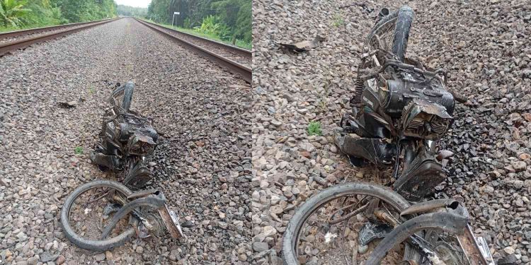 Sisa sepeda motor yang ringsek usai tertemper KA 282 Bengawan di kilometer 506+6/7 petak jalan Wojo–Kedundang, Kamis (8/1/2026).