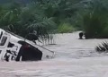 Tangkapan Layar mobil truk terguling dan seorang terbawa arus banjir di OKU Timur