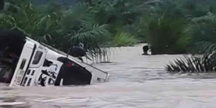 Tangkapan Layar mobil truk terguling dan seorang terbawa arus banjir di OKU Timur