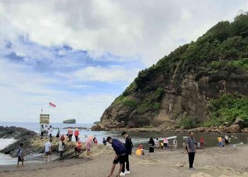 Tempat wisata Pantai Watu Ulo Jember jawa Timur
