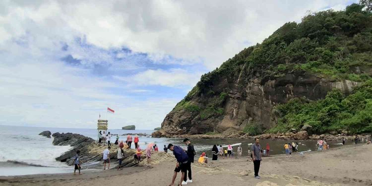 Tempat wisata Pantai Watu Ulo Jember jawa Timur