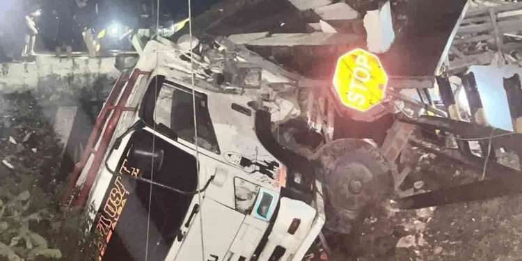 Truk Terobos Palang Pintu, Kecelakaan dengan KA Gajayana Tewaskan Sopir di Kebumen