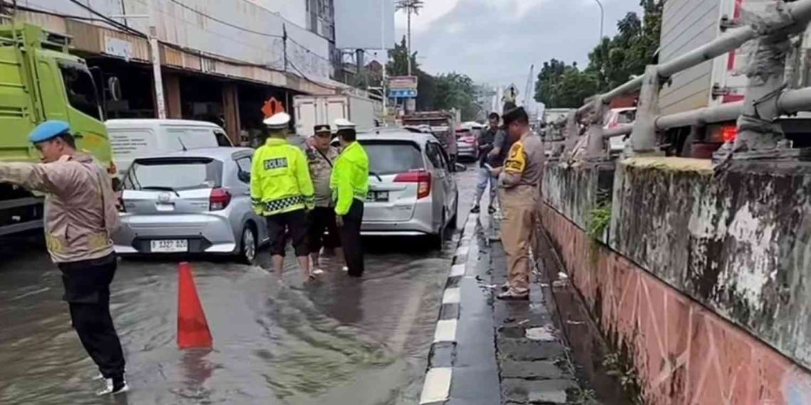 Viral Pengemudi Tewas di Tengah Kemacetan Latumeten