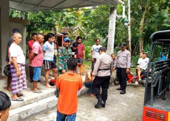 Warga bersama aparat kepolisian mengamankan terduga pelaku percobaan pencurian kotak infaq di Mushola Aulia Nur Iman, Dusun Ciren, Triharjo, Pandak, Bantul, Jumat (9/1/2026) siang, setelah alarm mushola berbunyi dan memancing perhatian warga sekitar.