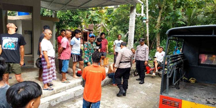 Warga bersama aparat kepolisian mengamankan terduga pelaku percobaan pencurian kotak infaq di Mushola Aulia Nur Iman, Dusun Ciren, Triharjo, Pandak, Bantul, Jumat (9/1/2026) siang, setelah alarm mushola berbunyi dan memancing perhatian warga sekitar.