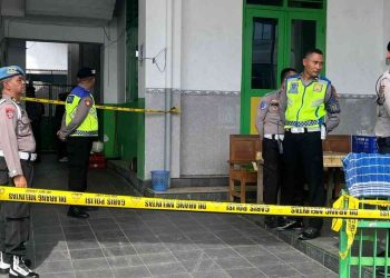 Petugas kepolisian melakukan pengamanan dan memasang garis polisi di lokasi Masjid Masyfa, Wonosidi Kidul, Wates, Kulon Progo, usai ditemukannya seorang jamaah meninggal dunia di kamar mandi masjid, Jumat (30/1/2026).