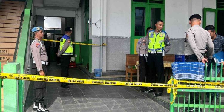 Petugas kepolisian melakukan pengamanan dan memasang garis polisi di lokasi Masjid Masyfa, Wonosidi Kidul, Wates, Kulon Progo, usai ditemukannya seorang jamaah meninggal dunia di kamar mandi masjid, Jumat (30/1/2026).