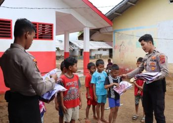 Polda Sumut Distribusikan Seragam Sekolah untuk Siswa di Tapanuli Tengah