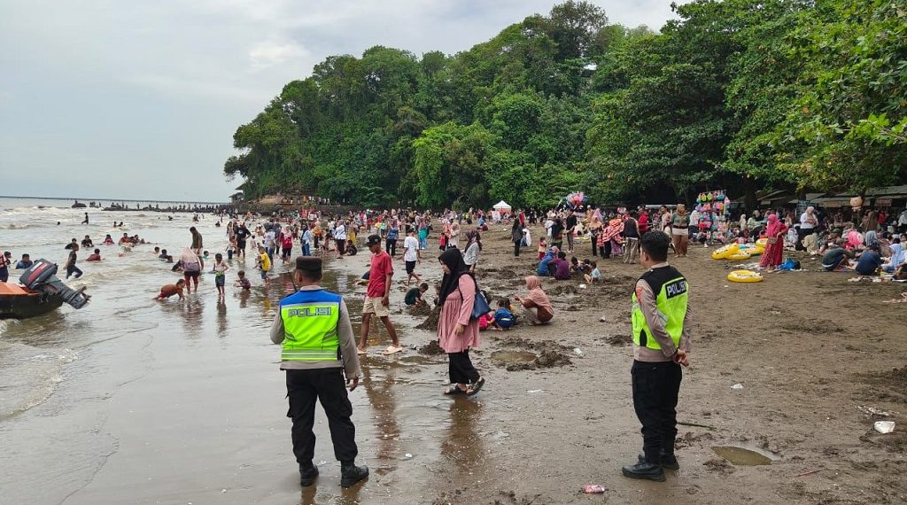 Ribuan Wisatawan Padati Pantai Ujungnegoro Saat Libur Tahun Baru 2026