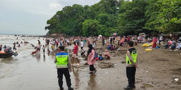 Ribuan Wisatawan Padati Pantai Ujungnegoro Saat Libur Tahun Baru 2026