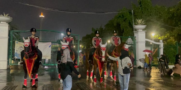 Patroli Polisi Berkuda di Monas Disambut Antusias Warga
