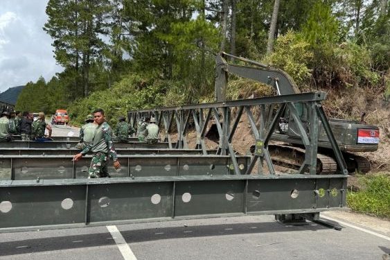 TNI Bangun Jembatan Bailey di Jalan Pante Raya-Redelong Pascabencana