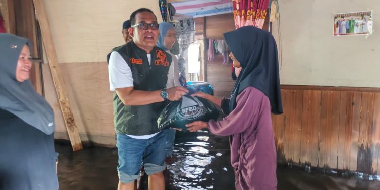 Bupati Hulu Sungai Utara dan Forkopimda Distribusikan Bantuan untuk Korban Banjir