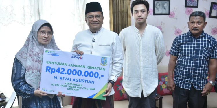 Pemkot Jambi Berikan Santunan Jaminan Sosial untuk Ketua RT