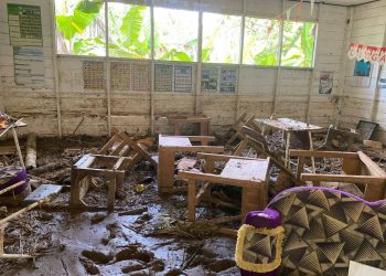 Warga dan BPBD Bersama-sama Bersihkan SD Kecil Raranum Pascabanjir