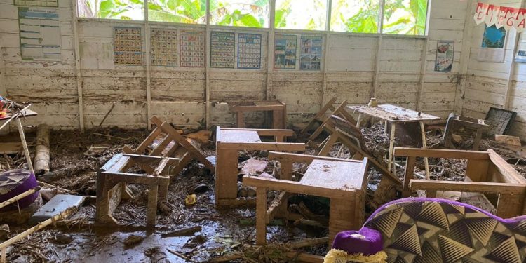 Warga dan BPBD Bersama-sama Bersihkan SD Kecil Raranum Pascabanjir