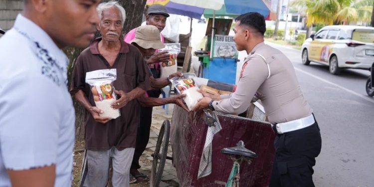 Ditlantas Polda Sultra Gelar Bansos untuk Ringankan Beban Warga