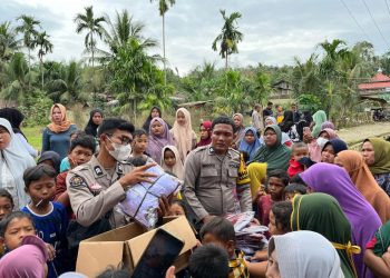Kapolda Aceh Salurkan Bantuan Pendidikan untuk Anak-anak Desa Seumadam