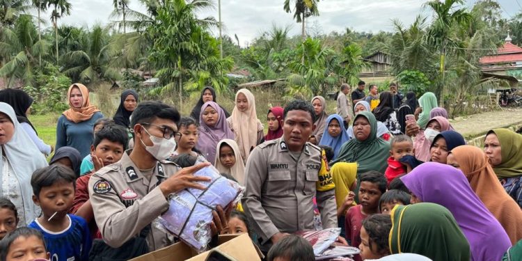 Kapolda Aceh Salurkan Bantuan Pendidikan untuk Anak-anak Desa Seumadam
