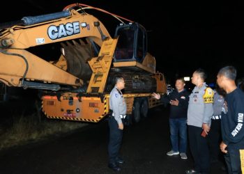 Polda Riau Kirim Bantuan Alat Berat untuk Banjir di Sumbar