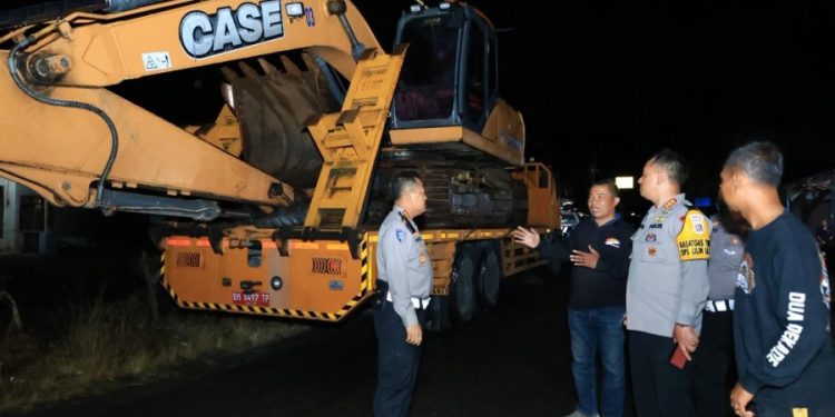 Polda Riau Kirim Bantuan Alat Berat untuk Banjir di Sumbar