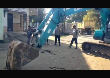 Kapolri Kirim Alat Berat untuk Bantu Pembersihan Lumpur Pasca Banjir di Pidie