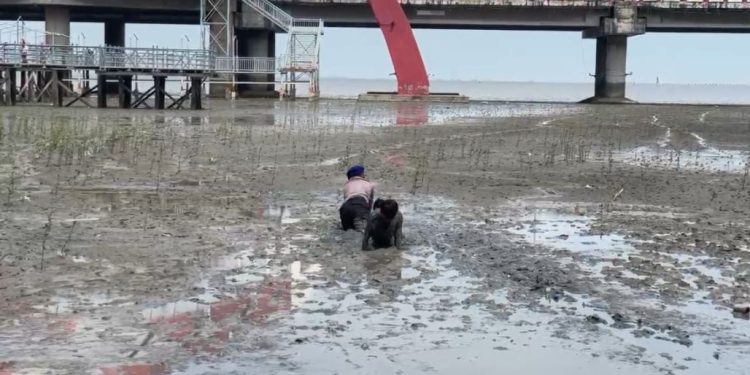 Personel Dit Polairud Polda Jatim Berhasil Evakuasi Dua Anak Terjebak Lumpur di Kenjeran