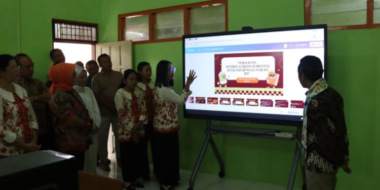 Papan Interaktif Digital Dukung Pembelajaran Modern di Blora
