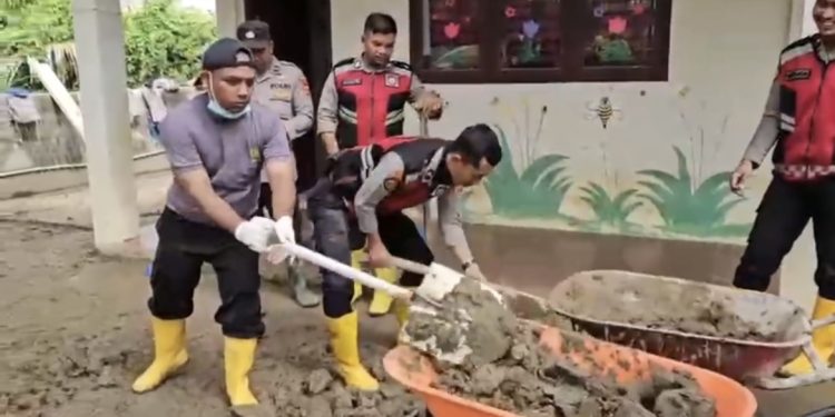 Polres Pidie Jaya dan Warga Bersatu Pulihkan Pascabanjir